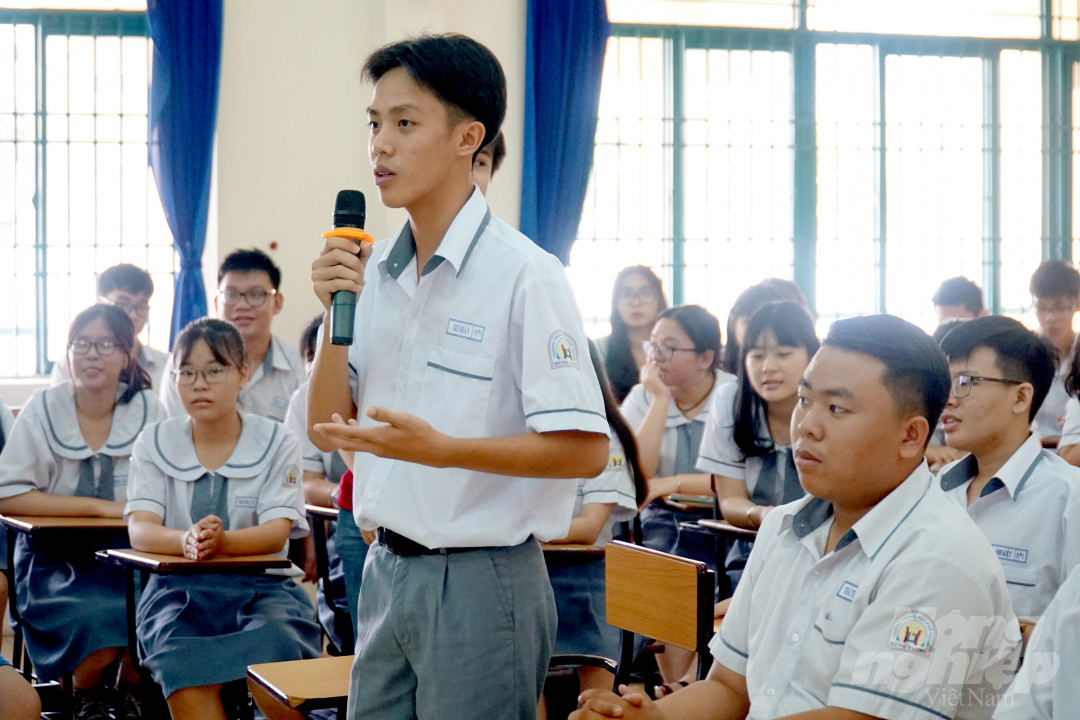 Học sinh trường THPT Hùng Vương trao đổi ý kiến cùng các chuyên gia. Ảnh: Nguyễn Thủy.