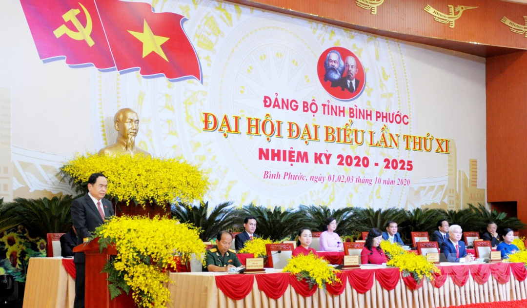 Bí thư Trung ương Đảng, Chủ tịch Ủy ban Trung ương MTTQ Việt Nam Trần Thanh Mẫn phát biểu chỉ đạo và đại diện TW đảng tặng hoa chúc mừng đại hội. Ảnh: CTTĐT BP.