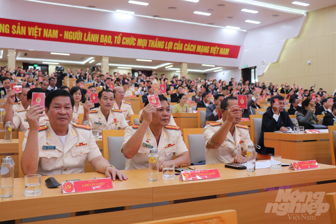 Đại hội tiến hành quy trình bầu BCH, BTV Đảng bộ tỉnh Bình Phước khóa XI. Ảnh: CTTĐTBP.
