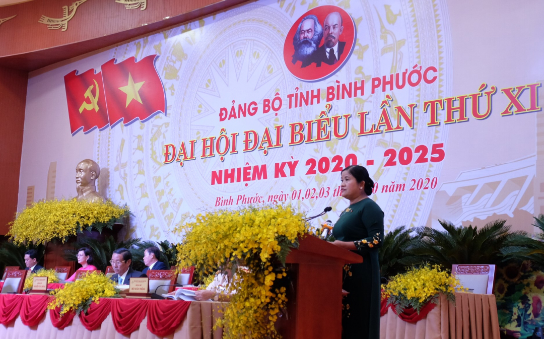 Bà Trần Tuệ Hiền - Chủ tịch UBND Bình Phước thông qua nghị quyết.
