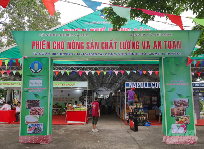 Chợ phiên nông sản lần thứ X năm 2020 diễn ra tại Công viên Bình Phú (Số 10-12 đường Bình Phú, phường 11, Quận 6, TP.HCM) từ ngày 8-14/10. Ảnh: Đặng Chi.