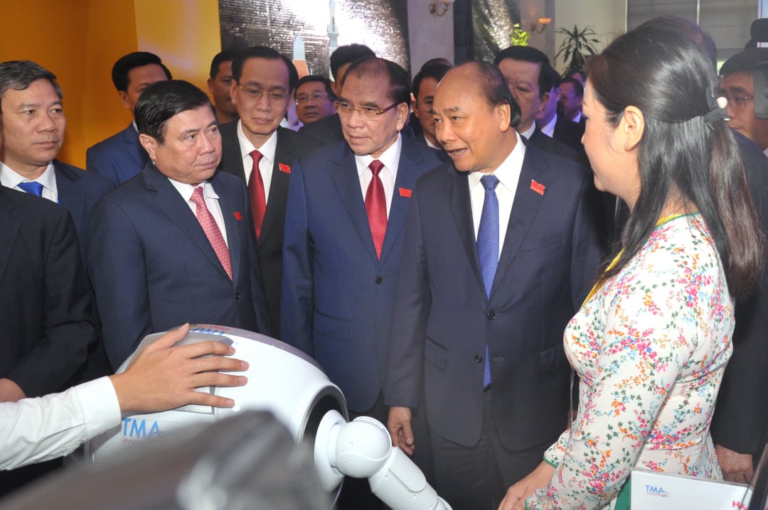 Thủ tướng Nguyễn Xuân Phúc tham quan các thành tựu nổi bật của TP.HCM tại triển lãm của Đại hội.