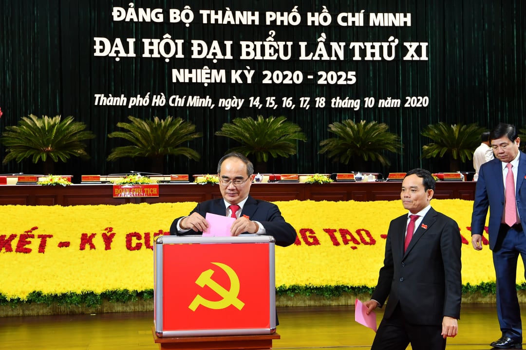 Đại biểu bỏ phiếu bầu Ban chấp hành Đảng bộ TP.HCM nhiệm kỳ 2020-2025. Ảnh: Việt Dũng.