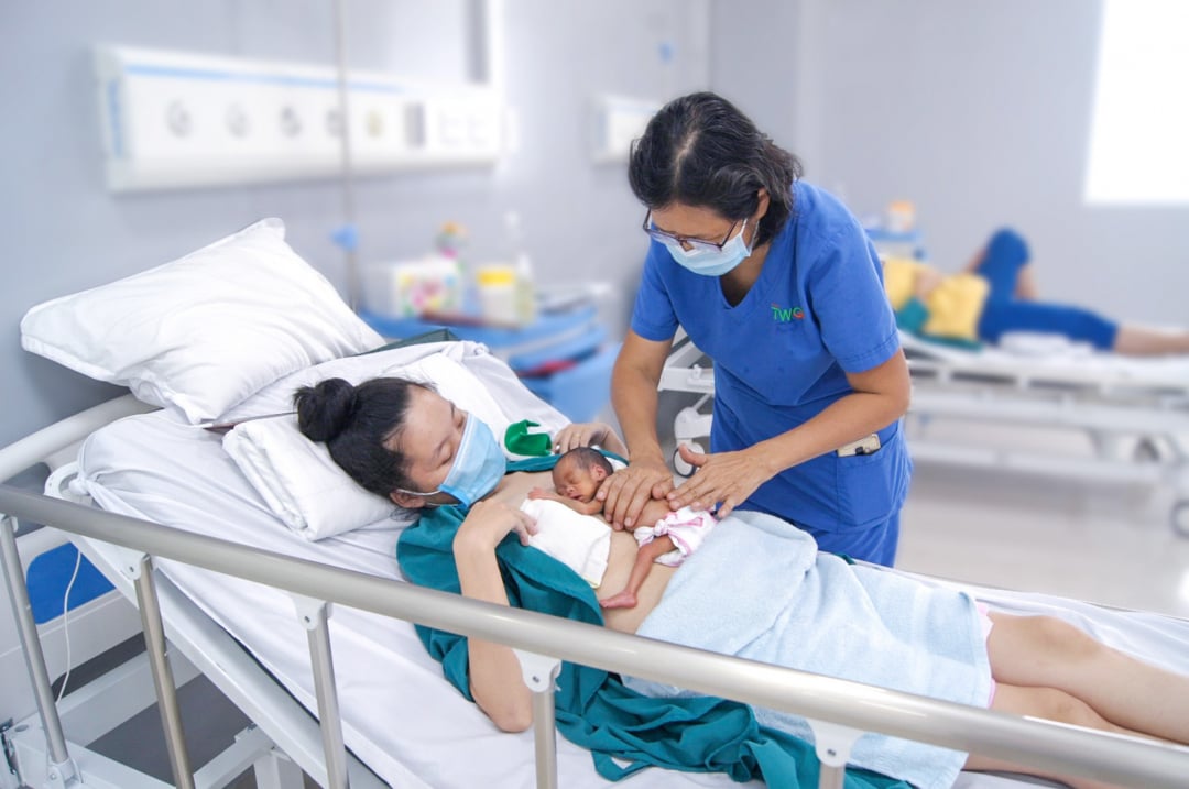 Bác sĩ Lương Kim Chi, Trưởng Khối Sơ sinh Bệnh viện Sản Nhi TWG Long An massage cho bé. Ảnh: Bệnh viện cung cấp.