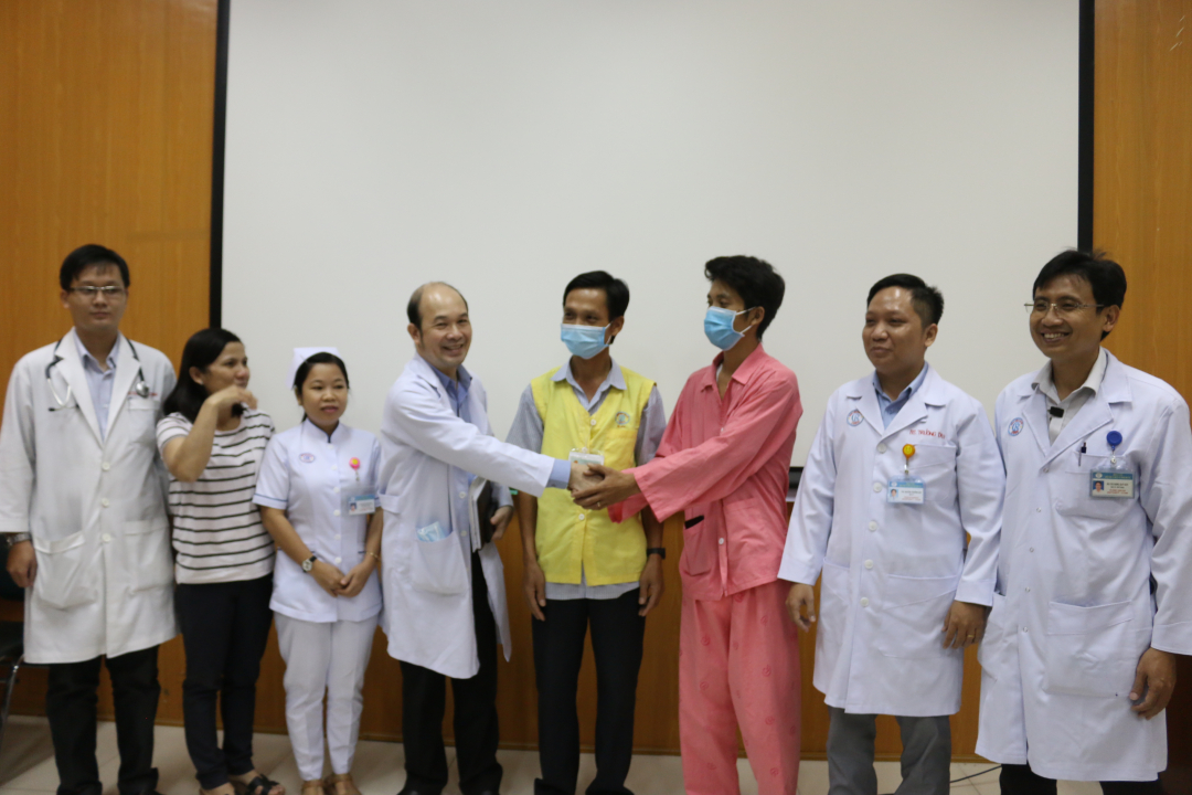 Các bác sĩ Bệnh viện Chợ Rẫy chúc mừng bệnh nhân T. (áo hồng) được cứu sống kịp thời nhờ áp dụng kỹ thuật mới - kỹ thuật hạ thân nhiệt. Ảnh: Bệnh viện cung cấp