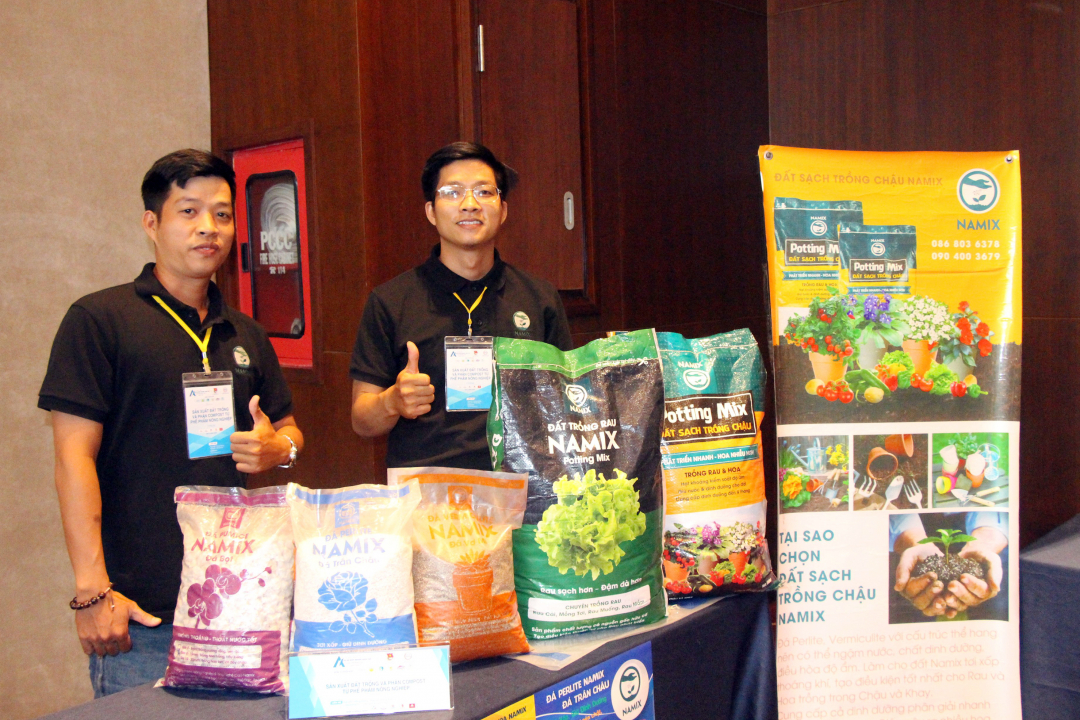 Nhóm của Nguyễn Hồng Đăng (TP.HCM) với dự án Sản xuất đất trồng và phân Compost từ phế phẩm nông nghiệp.