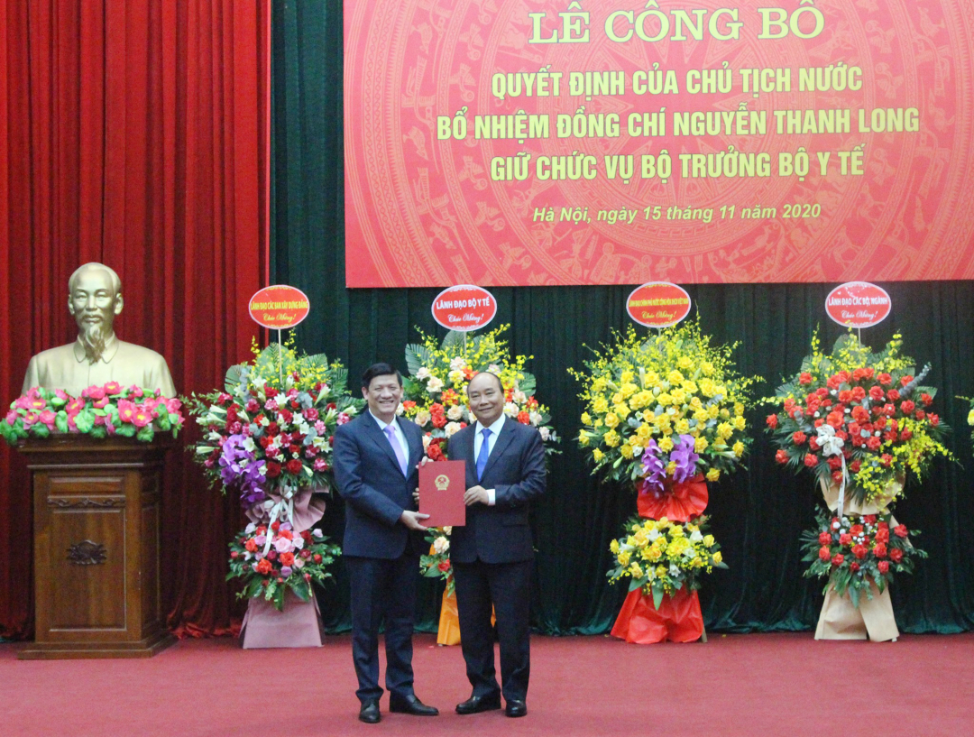 Thủ tướng Nguyễn Xuân Phúc trao quyết định bổ nhiệm Bộ trưởng Bộ Y tế cho ông Nguyễn Thanh Long. Ảnh: Thanh Hiếu.