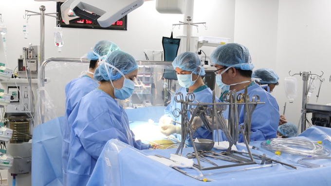 Các bác sĩ can thiệp mạch đặt stent graft cho bệnh nhân Đ.Q. Ảnh: Bệnh viện cung cấp.