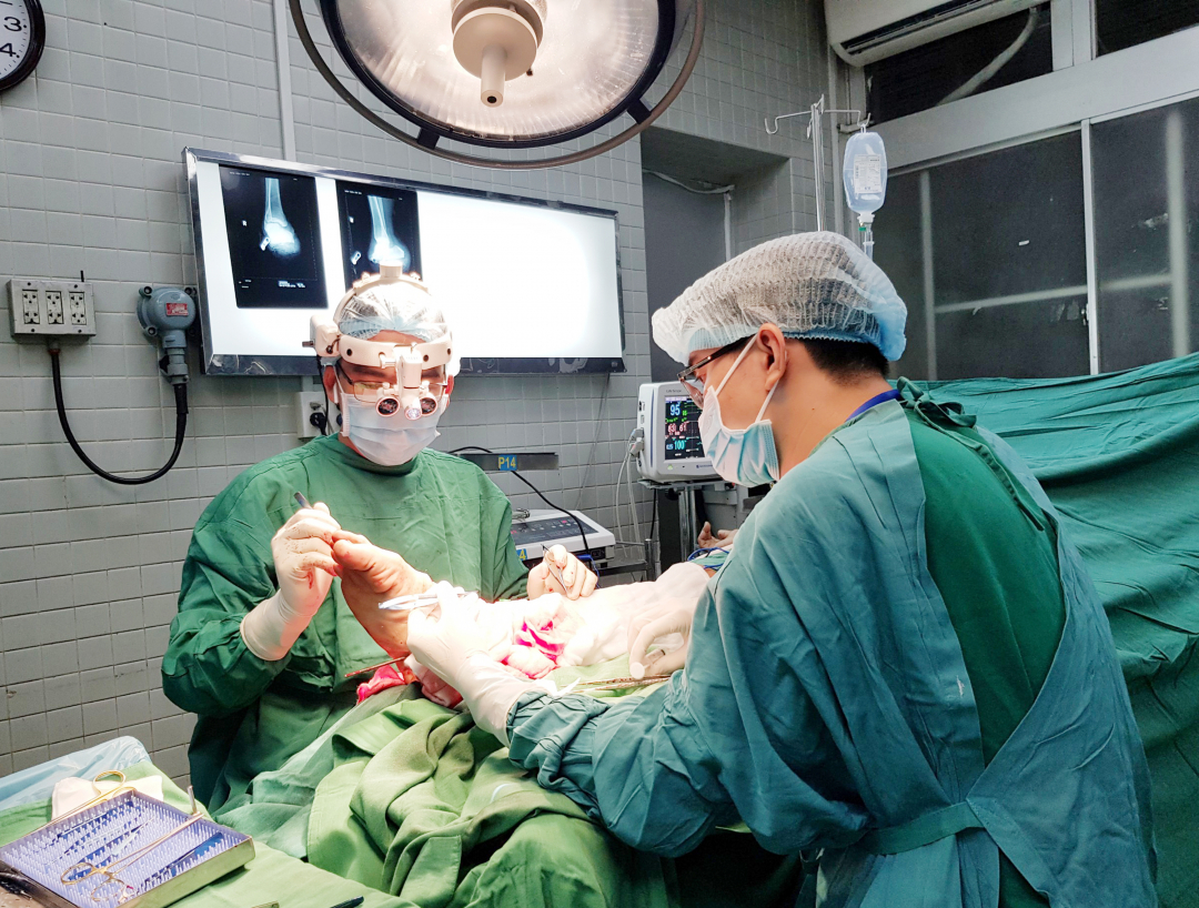 Ê kíp phẫu thuật nối bàn chân cho người đàn ông ở Vũng Tàu bị tai nạn khi cắt cỏ. Ảnh: Bệnh viện cung cấp.