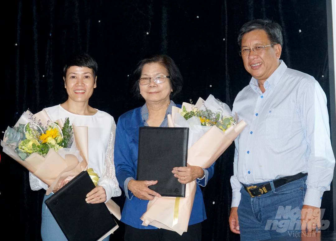Ông Lê Thanh Tùng, Phó Cục trưởng Cục trồng trọt (Bộ NN&PTNT) tặng hoa chúc mừng Hội Doanh nghiệp hàng Việt Nam chất lượng cao và Công ty  Bureau Veritas Việt Nam cùng ký kết hợp tác.