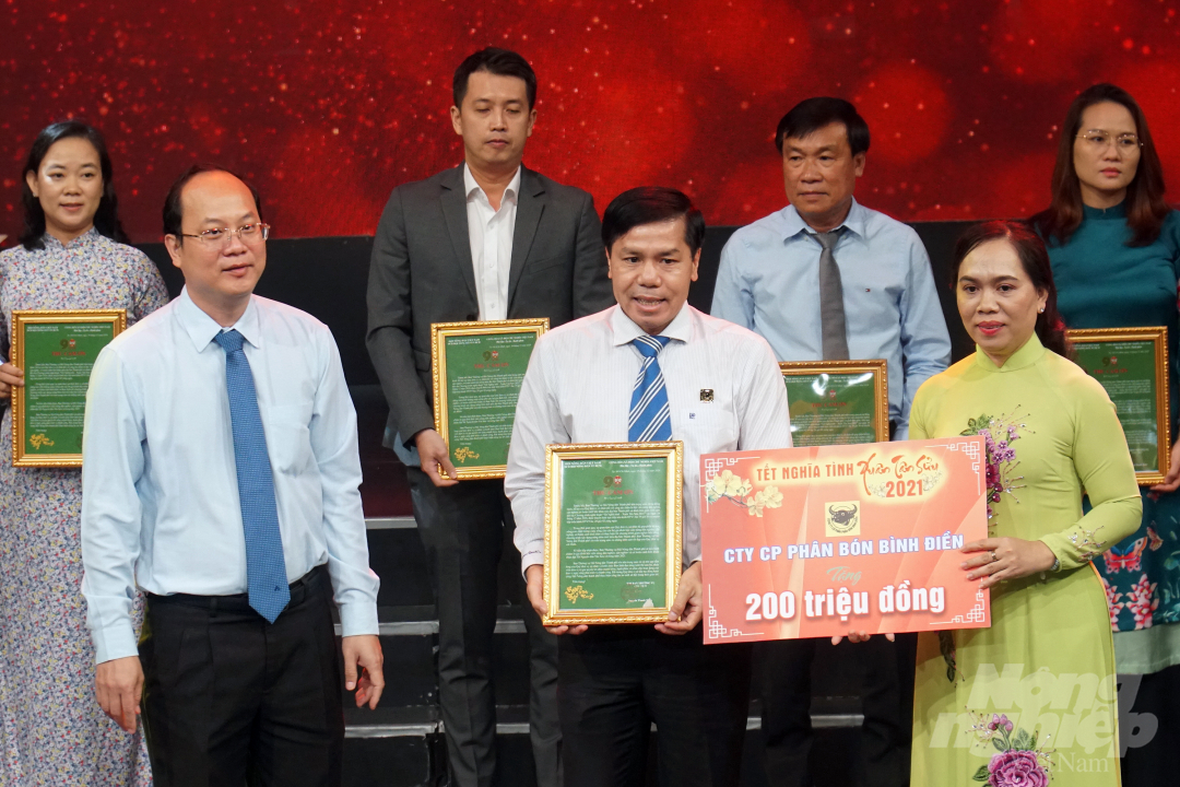 Công ty CP Phân bón Bình Điền ủng hộ 200 triệu đồng. Ảnh: Nguyễn Thủy.