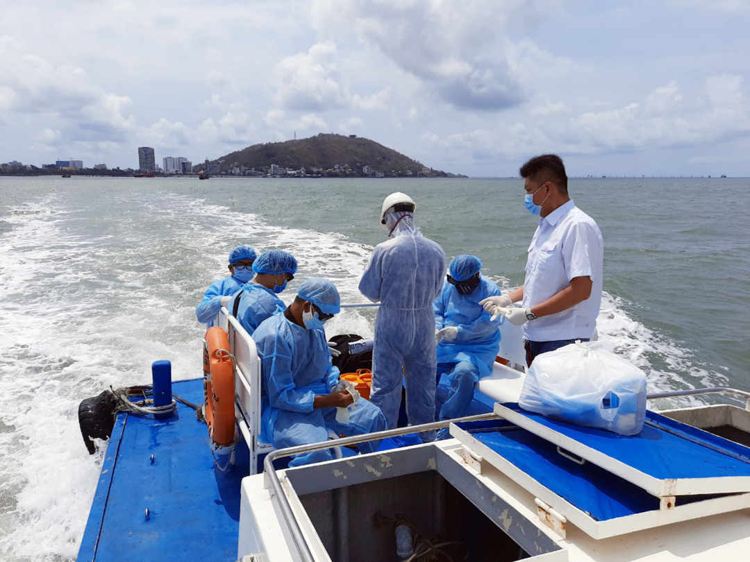 Trung tâm Kiểm dịch y tế Quốc tế TP.HCM lấy mẫu xét nghiệm thuyền viên tại các tàu neo đậu trên địa bàn TP.HCM. Ảnh: Hồng Tâm.