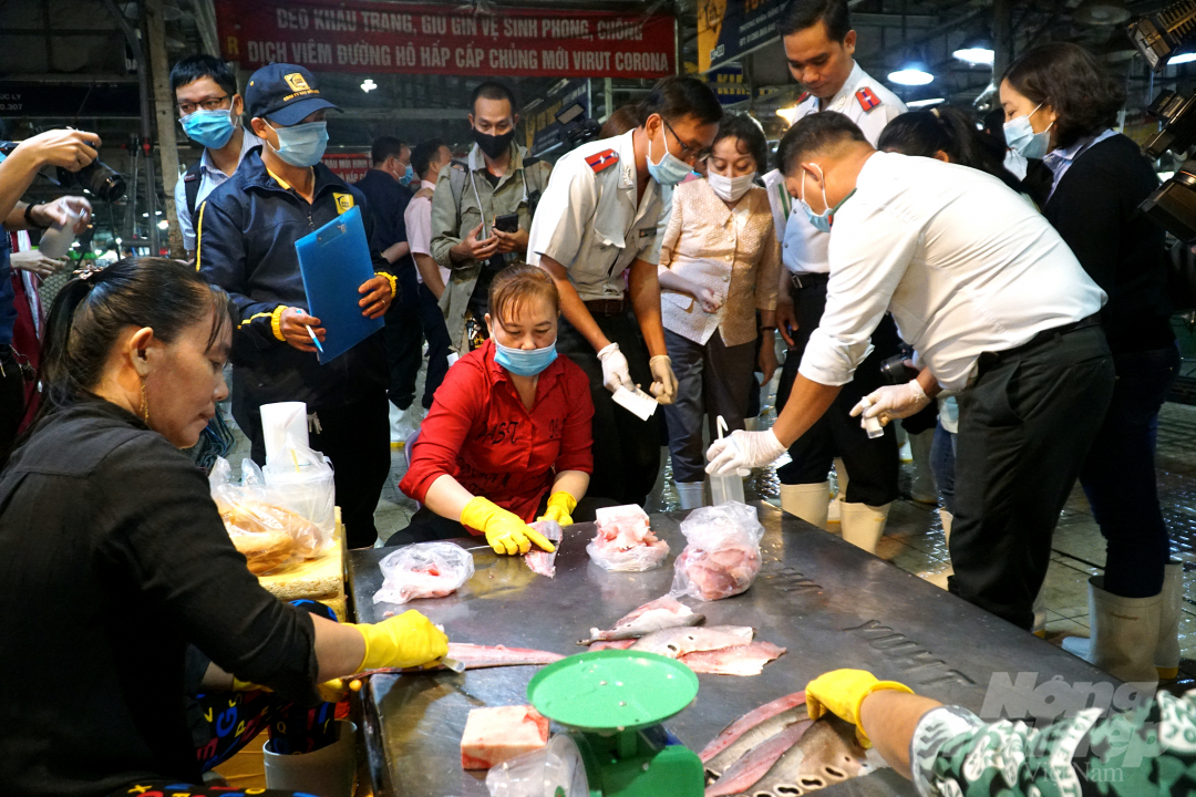 Ban An toàn thực phẩm TP.HCM tổ chức kiểm tra công tác bảo đảm ATTP tại chợ đầu mối Bình Điền. Ảnh: Nguyễn Thủy.