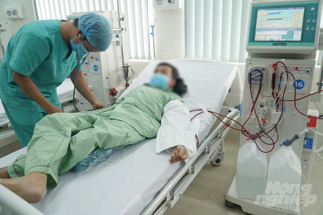 Bệnh nhân chạy thận tại Trung tâm lọc máu tiêu chuẩn Nhật Bản, Bệnh viện Nguyễn Tri Phương. Ảnh: Nguyễn Thủy.