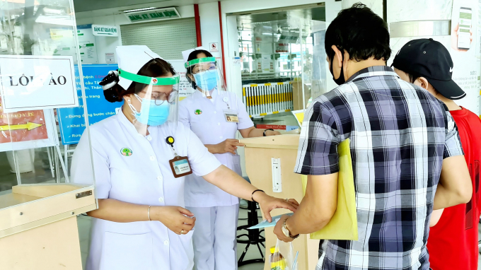 Nhân viên y tế trang bị kính bảo hộ phòng chống Covid-19. 