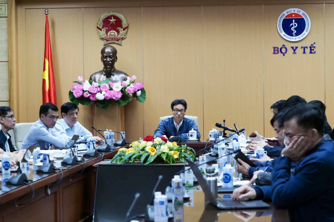 Phó Thủ tướng Vũ Đức Đam chủ trì cuộc họp khẩn với hai tỉnh Hải Dương, Quảng Ninh về hai ca nhiễm trong cộng đồng. Ảnh: BYT.