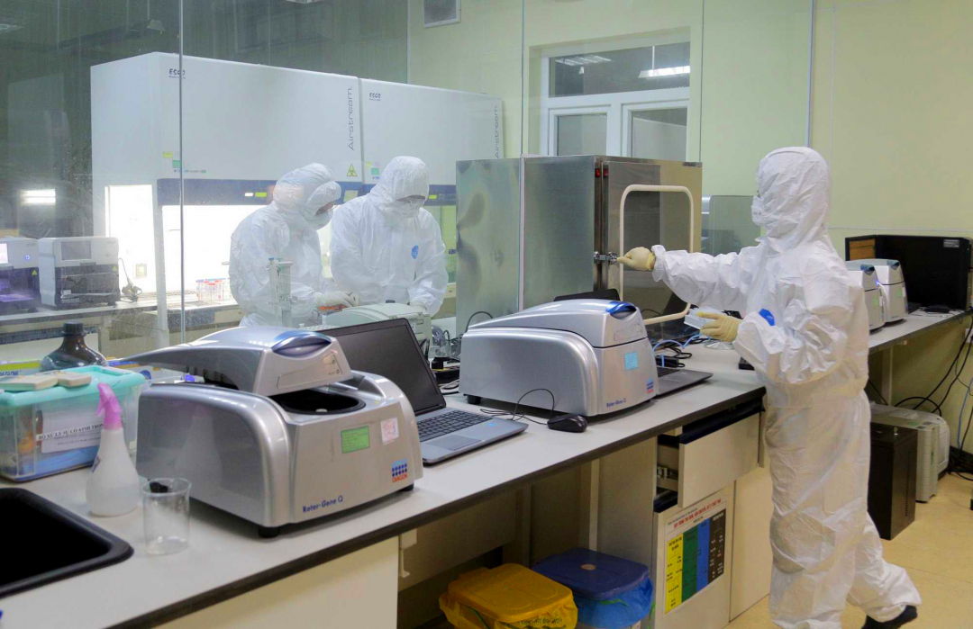 Nhân viên y tế tỉnh Quảng Ninh thực hiện xét nghiệm xác định virus SARS-CoV-2. Ảnh: UBND tỉnh Quảng Ninh.