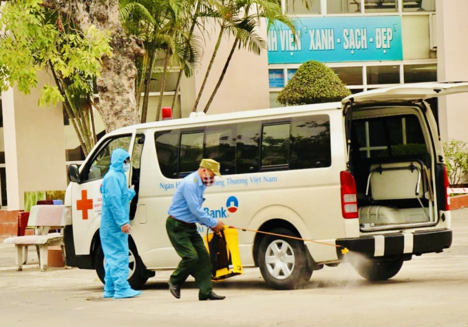 Bệnh viện dã chiến số 2 tại Hải Dương phun khử khuẩn xe vận chuyển bệnh nhân Covid-19. Ảnh: BYT.