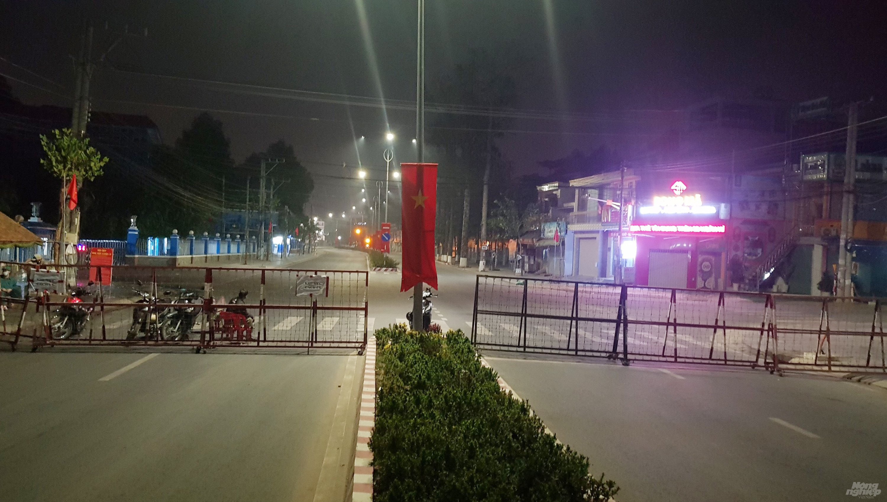 Lực lượng chức năng chốt chặn, phong tỏa tại đường Trần Văn Ơn (trước cổng trường Đại học Thủ Dầu Một) đêm 31/1.