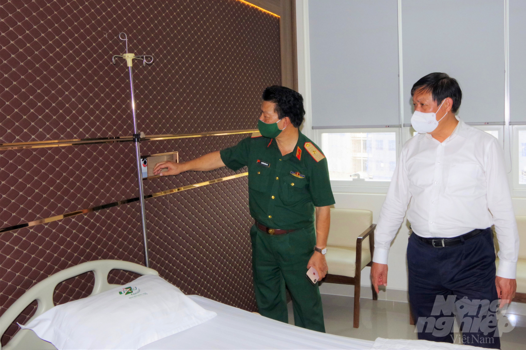 Thiếu tướng Nguyễn Hồng Sơn, Giám đốc Bệnh viện Quân y 175 báo cáo về cơ sở vật chất khu cách ly với Thứ trưởng Bộ Y tế Đỗ Xuân Tuyên sáng 6/2. Ảnh: Văn Chính.