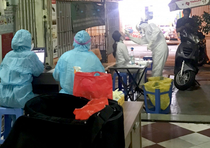 Nhân viên y tế 24 quận huyện thực hiện lấy mẫu xét nghiệm SARS-CoV-2 lại cho nhân viên sân bay Tân Sơn Nhất, nếu âm tính họ sẽ đi làm vào ngày mai. Ảnh: HCDC.