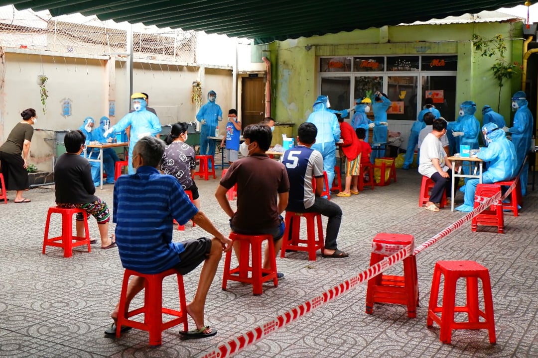 Người dân khu Mã Lạng (quận 1. TP.HCM) xếp hàng chờ lấy mẫu xét nghiệm virus SARS-CoV-2. Ảnh: Phú Khánh.