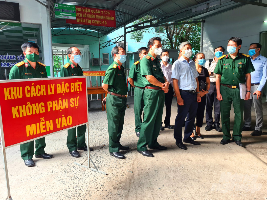 Thứ trưởng Bộ Y tế Nguyễn Trường Sơn kiểm tra tại Bệnh viện Quân y 175 (Bộ Quốc Phòng) sáng 10/2. Ảnh: CTV.
