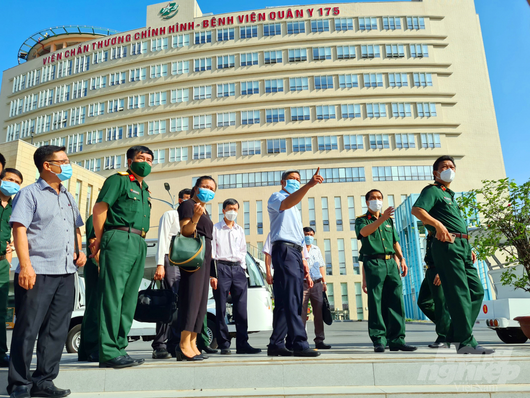 Thứ trưởng Bộ Y tế Nguyễn Trường Sơn đi khắp bệnh viện để kiểm tra một lượt công tác phòng chống dịch tại đây. Ảnh: CTV.