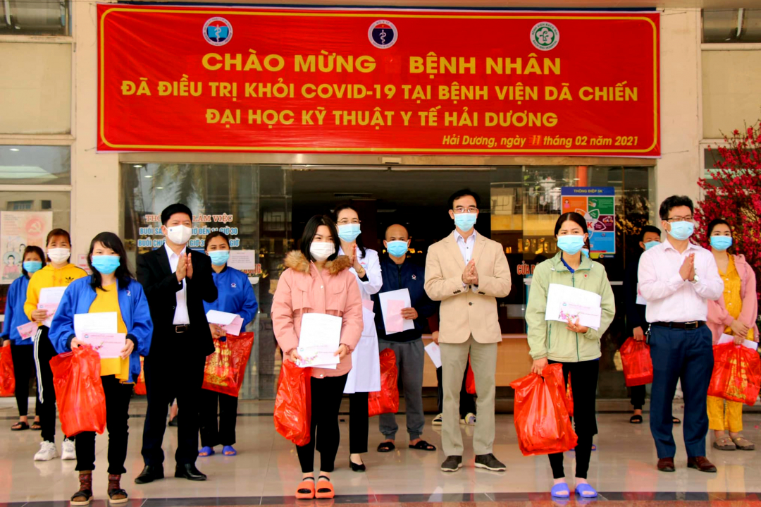 Th.S BS Nguyễn Trọng Khoa, Phó Cục trưởng Cục Khám Chữa bệnh Bộ Y tế trao giấy chứng nhận khỏi bệnh cho các bệnh nhân mắc Covid-19 tại Hải Dương. Ảnh: BYT.