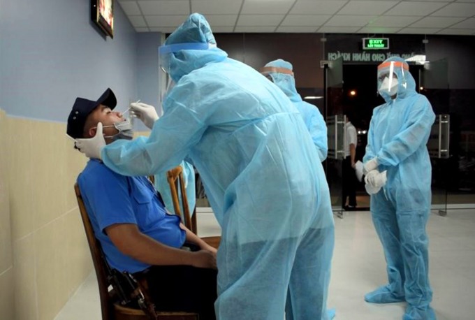 Tại bến xe Miền Tây, việc thực hiện lấy mẫu xét nghiệm SARS-CoV-2 do các bác sĩ khoa xét nghiệm của Bệnh viện Nguyễn Tri Phương đảm trách. Ảnh: HCDC.