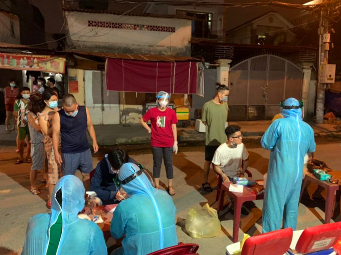 Lực lượng y tế của Trung tâm Y tế quận Gò Vấp cũng đã có mặt tại các khu nhà trọ trên địa bàn và tiến hành lấy mẫu xét nghiệm SARS-CoV-2 cho người dân sống ở đây. Ảnh: HCDC.