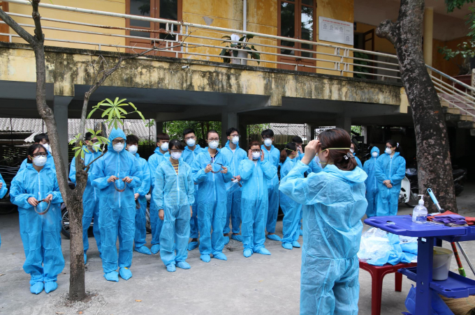 100 cán bộ y tế Bệnh viện Bạch Mai được điều động hỗ trợ Hải Dương nâng cấp thêm 300 giường bệnh tại Bệnh viện Dã Chiến số 2 Hải Dương. Ảnh: BYT.