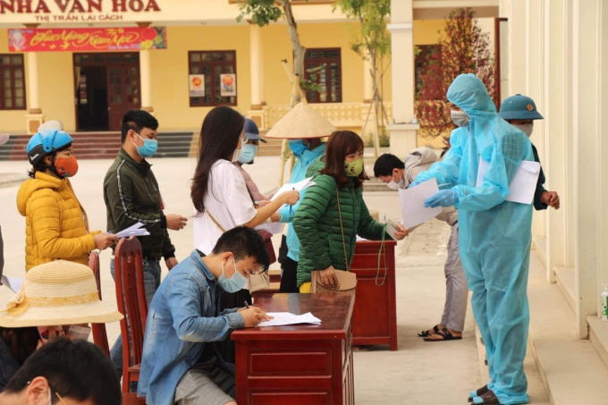 Công nhân làm thủ tục xin chứng nhận tạm trú/thường trú tại UBND thị trấn Lai Cách ngày 15/2. Ảnh: BYT.