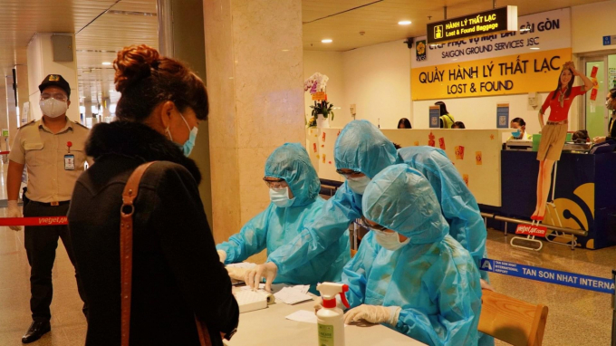 HCDC tiếp nhận khai báo y tế tại sân bay Tân Sơn Nhất, ga tàu... Ảnh: HCDC.