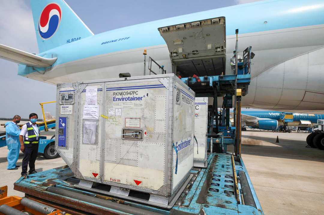 Chuyến bay mang những liều vắc xin Covid-19 đầu tiên của AstraZeneca đã hạ cánh tại sân bay Tân Sơn Nhất. Ảnh: VNVC.