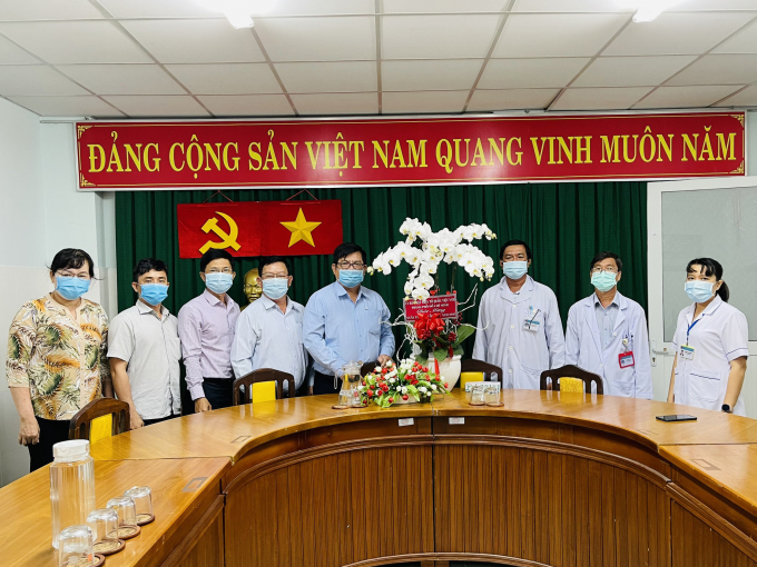Ông Ngô Thanh Sơn, Phó Chủ tịch Ủy ban MTTQ Việt Nam TP.HCM thăm Bệnh viện điều trị bệnh Covid-19 huyện Cần Giờ nhân Kỷ niệm Ngày Thầy thuốc Việt Nam.