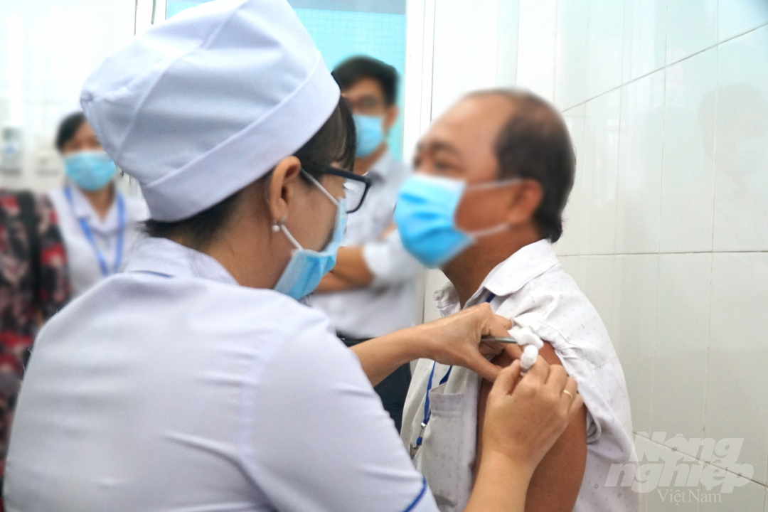 Thử nghiệm lâm sàng giai đoạn 1 trên các tình nguyện viên ở tỉnh Long An. Ảnh: Nguyễn Thủy.