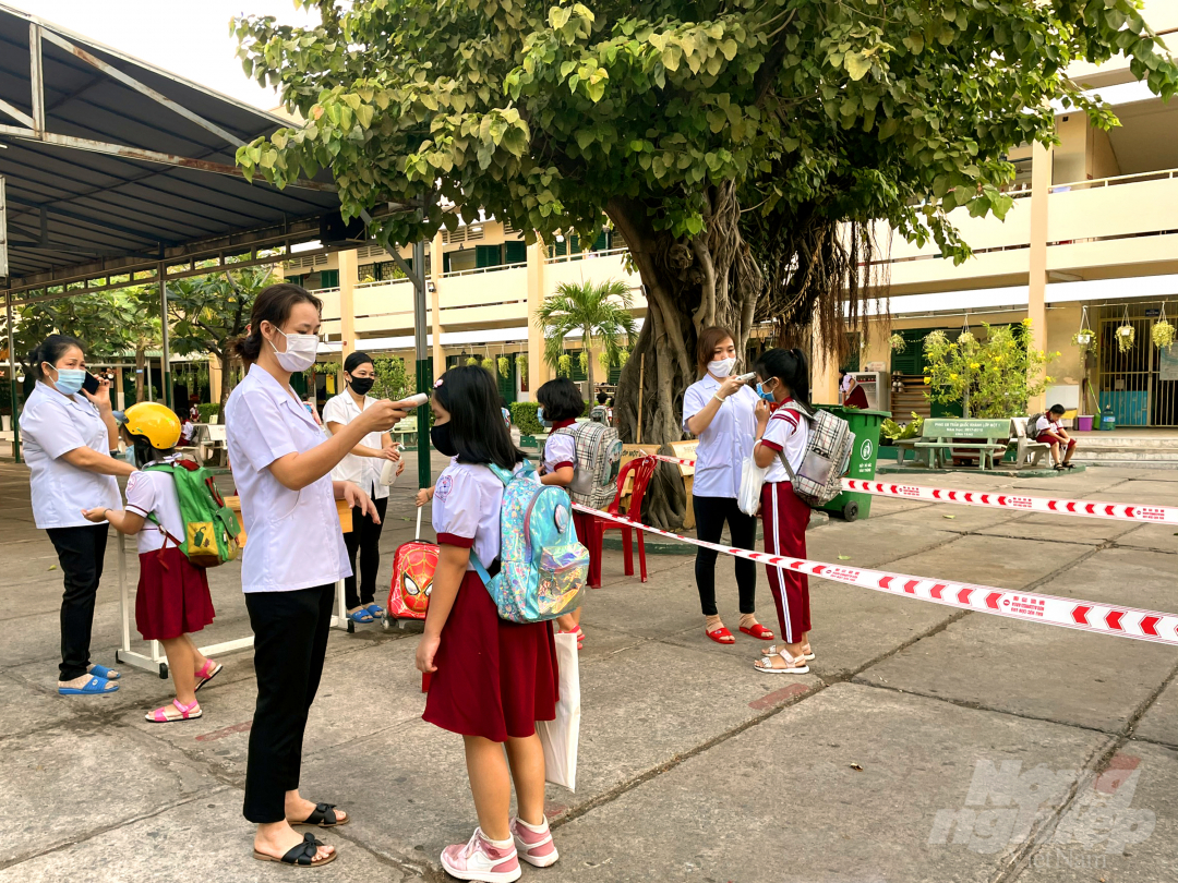 Trường tiểu học Hồng Hà (quận Bình Thạnh) chia lối đi để tạo khoảng cách giữa các học sinh.
