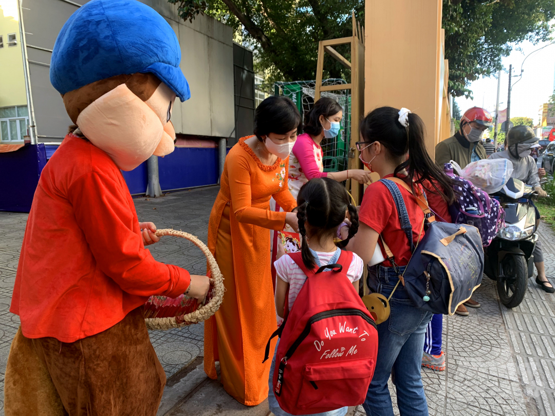 Học sinh trường Tiểu học Nguyễn Bỉnh Khiêm trong ngày đầu trở lại trường.