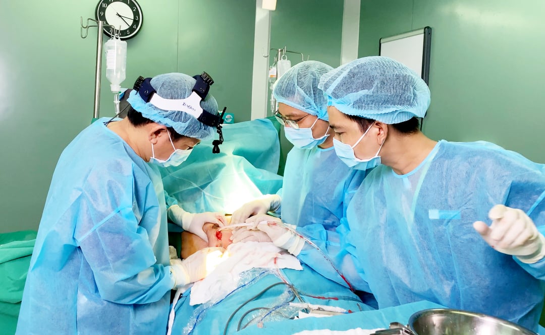 TS.BS Nguyễn Phan Tú Dung, giám đốc Bệnh viện JW cùng êkip phẫu thuật. Ảnh: Bệnh viện cung cấp.
