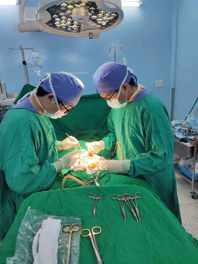 Các bác sĩ Bệnh viện Nhi đồng 2 tiến hành phẫu thuật cho bệnh nhi ngay trong đêm. Ảnh: Bệnh viện cung cấp.