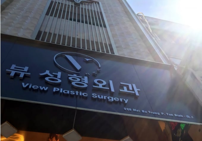 Cơ sở thẩm mỹ phun xăm có biển hiệu tiếng Hàn Quốc. Ảnh: SYT.