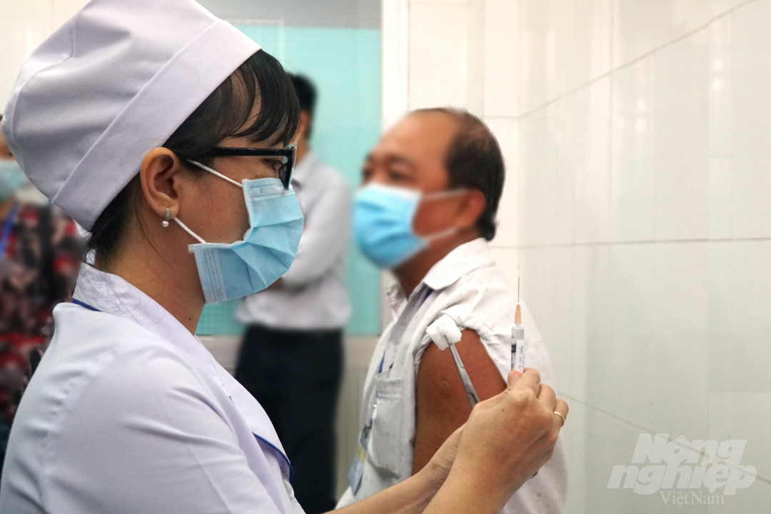 Bộ trưởng Bộ Y tế yêu cầu đảm bảo an toàn tiêm chủng, đảm bảo an toàn tối đa cho người dân. Ảnh: Nguyễn Thủy.