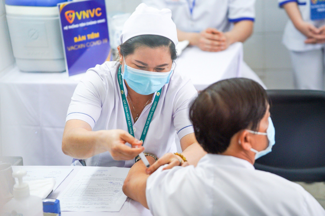 Tại điểm tiêm chủng Bệnh viện Bệnh Nhiệt đới TP.HCM, sáng 8/3, khoảng 100 nhân viên y tế của bệnh viện được tiêm vacxin phòng Covid-19 trong ngày đầu tiên và những ngày tiếp theo các nhân viên còn lại của tổng số 900 nhân viên y tế sẽ được tiêm.