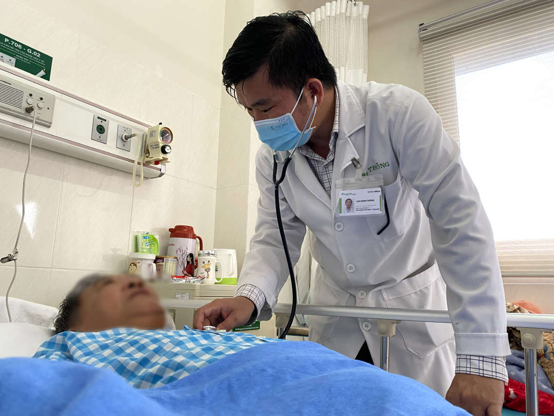 Bác sĩ chuyên khoa II Cao Minh Thông, Khoa Ngoại Tim Mạch, Bệnh viện Hoàn Mỹ Sài Gòn thăm khám cho người bệnh. Ảnh: Bệnh viện cung cấp.