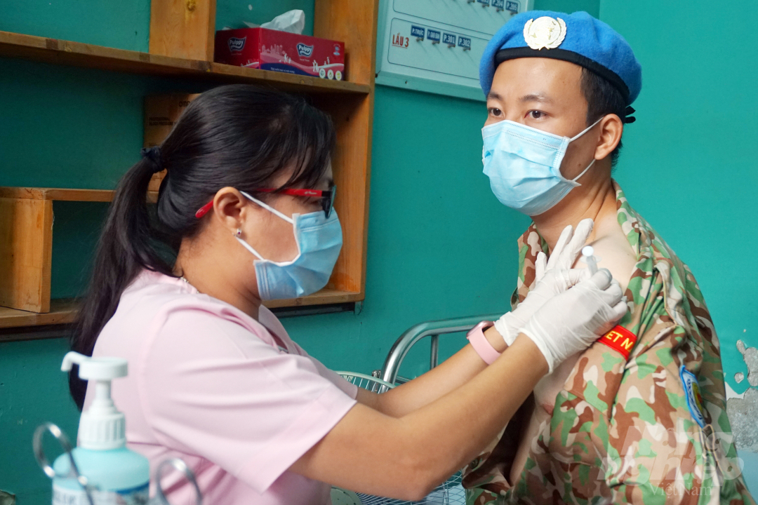 Quân nhân thuộc Bệnh viện Dã chiến cấp 2 số 3 (Bệnh viện Quân y 175) tiêm vacxin phòng Covid-19 ngày 16/3. Ảnh: Nguyễn Thủy.