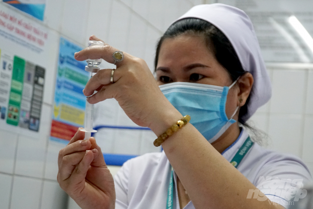 Nhân viên y tế Bệnh viện Bệnh Nhiệt đới là những người tiêm vacxin phòng Covid-19 đầu tiên tại khu vực phía Nam. Ảnh: Nguyễn Thủy.