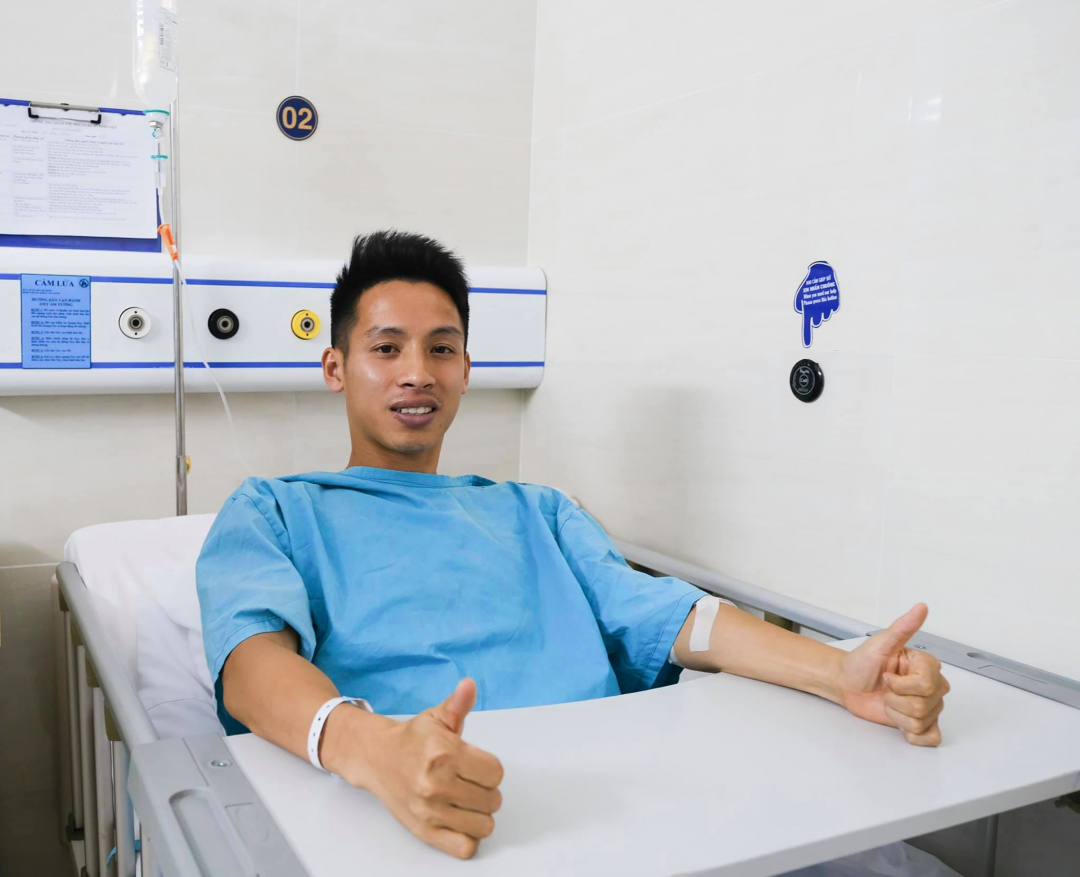 Cầu thủ Đỗ Hùng Dũng trước khi thực hiện ca phẫu thuật chân. Ảnh: CLB Hà Nội.