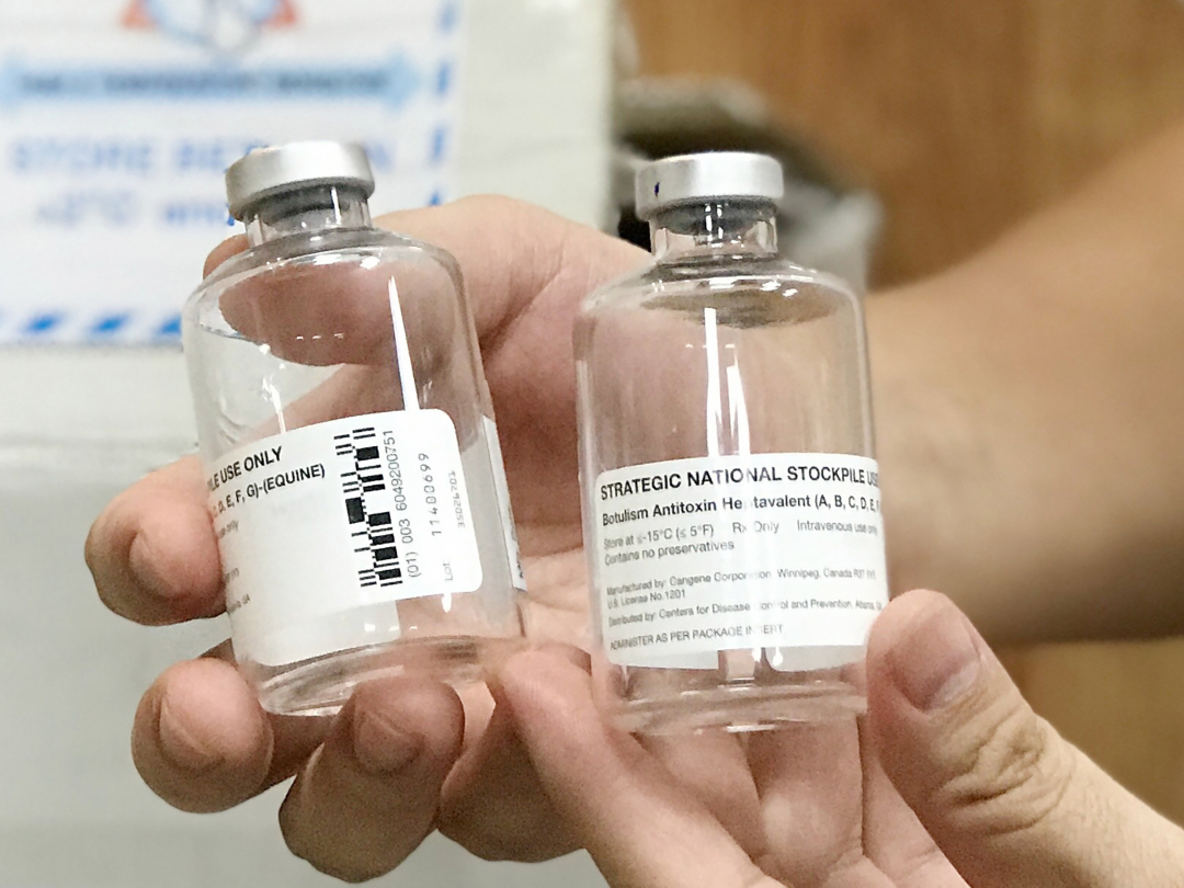 Thuốc giải độc tố của vi khuẩn Clostridium Botulinum được chuyển từ Bệnh viện Bạch Mai vào TP.HCM trong tối nay (25/3). Mỗi lọ thuốc có giá 8.000 USD (tương đương gần 190 triệu đồng).