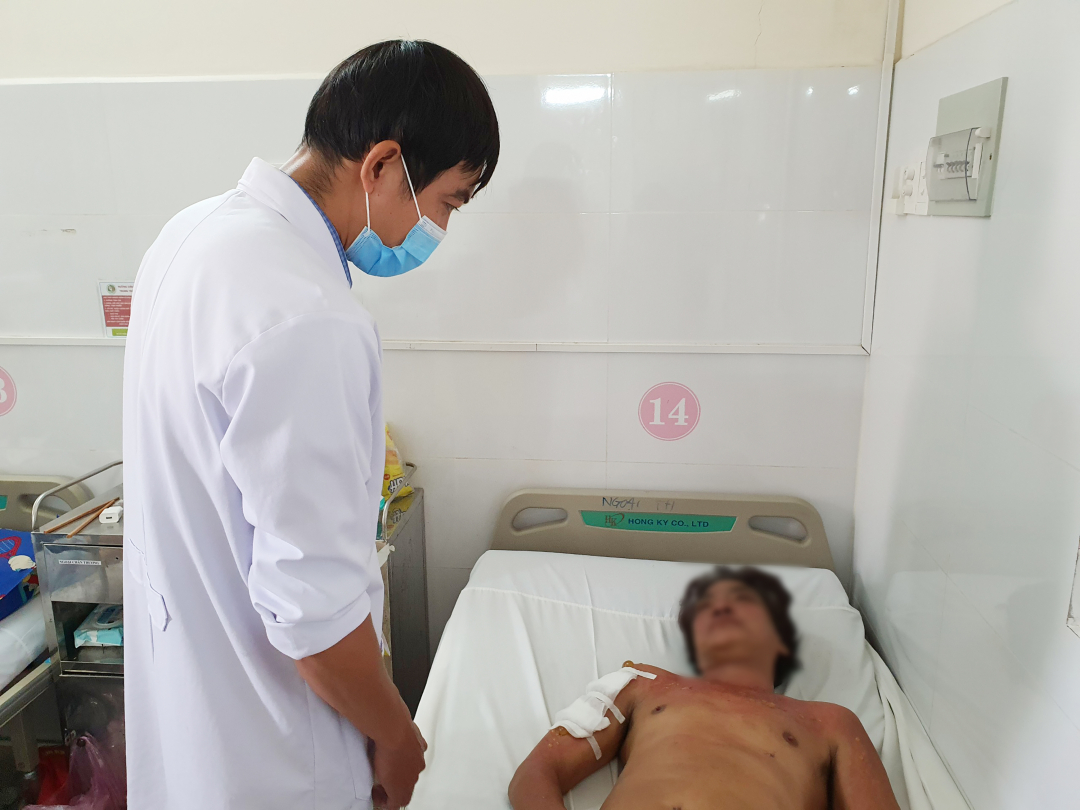 Ông L.C.T đang được các bác sĩ Bệnh viện Lê Văn Thịnh hỗ trợ tâm lý. Ảnh: Bệnh viện cung cấp.
